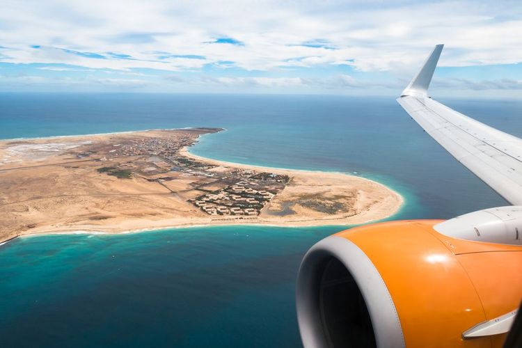 Vue sur l'île de Sal depuis le hublot d'un avion.