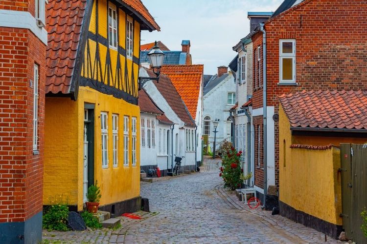 Rue historique dans le centre de Ribe, Danemark.