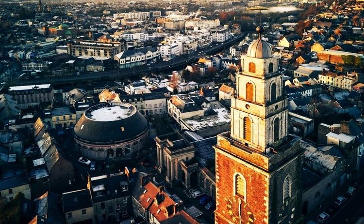 Vue aérienne sur le clocher de Sainte-Anne et le quartier de Shandon