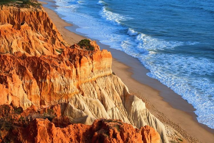 La plage de Falesia dans l'Algarve, au Portugal