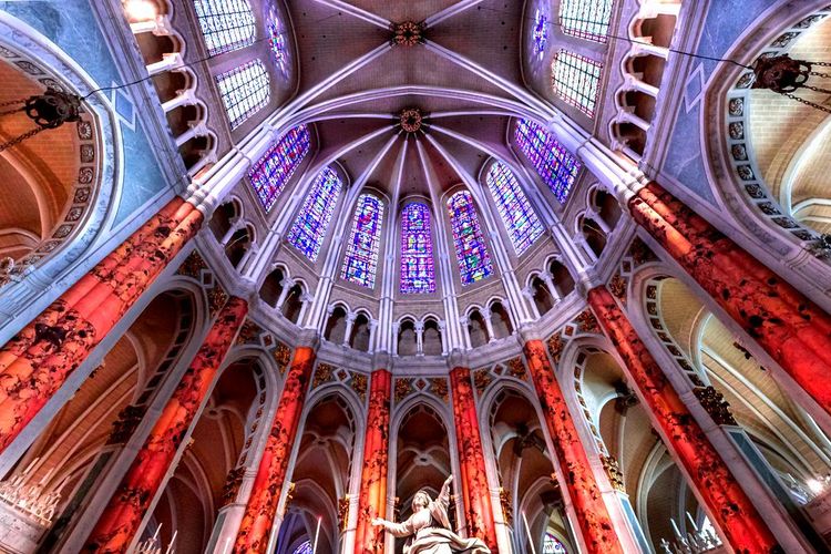 Les baies vitraillées du plafond de la nef de la cathédrale