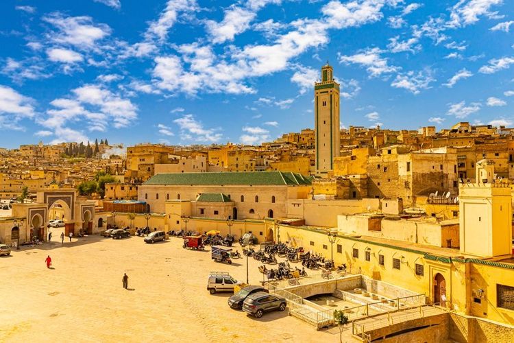 Dans la médina, El Attarine se trouve proche de la mosquée Kairaouine