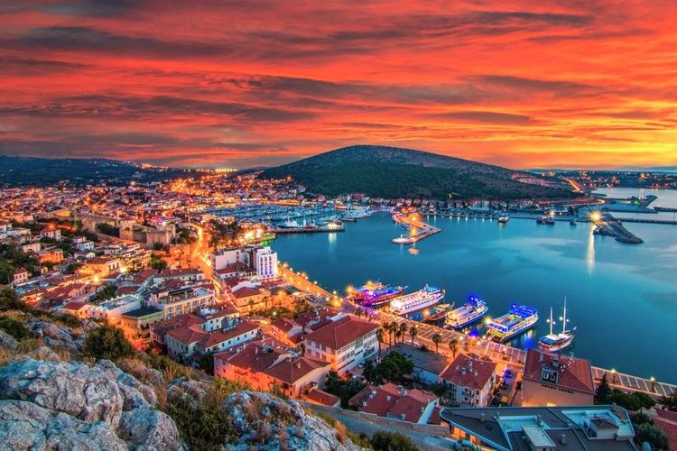 La ville de Çeşme, au coucher du soleil