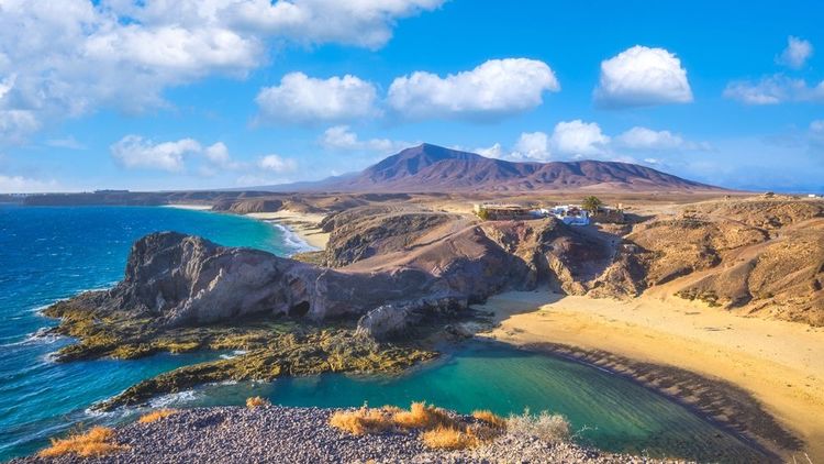 Paysage avec eau turquoise de l'océan sur la plage de Papagayo, Lanzarote, Îles Canaries, Espagne