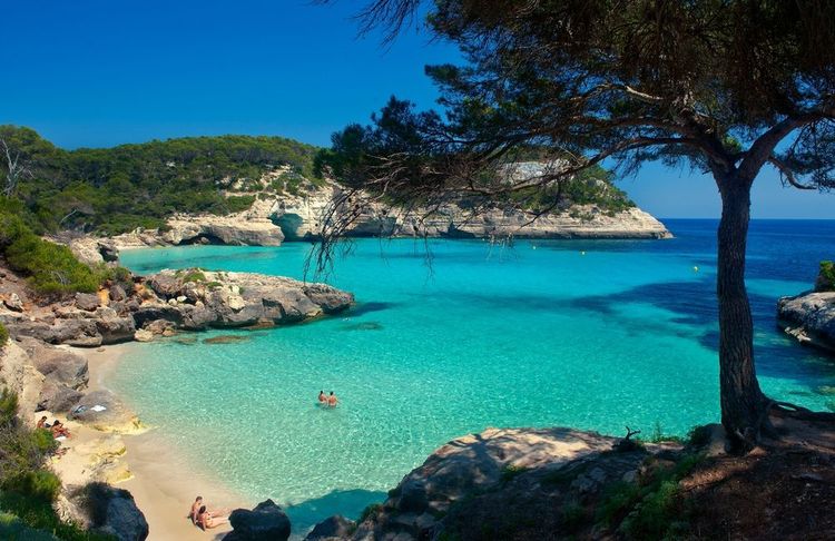La plage de Cala Mitjana, Minorque, Baléares