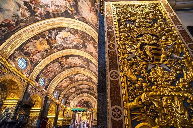 A l'intérieur de la co-cathédrale Saint-Jean (Saint-John)