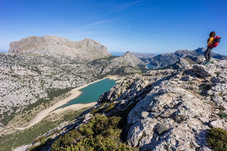 Randonneuse devant le massif montagneux de Puig Major, zone naturelle de la Serra de Tramuntana