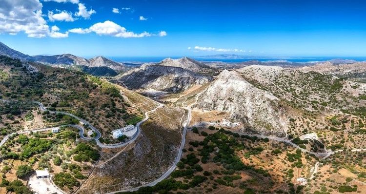Le paysage de l'île de Naxos, Cyclades, Grèce, avec la montagne de Profiti Ilias et l'île de Paros en arrière-plan