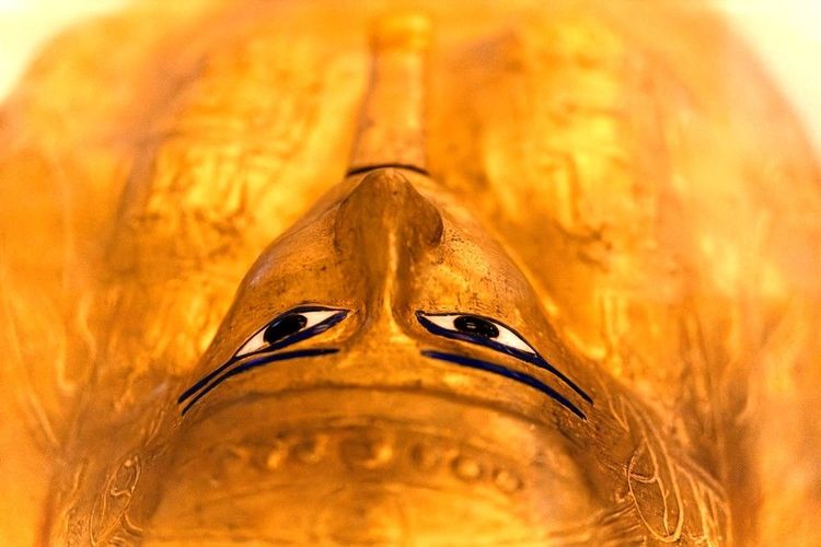 Sarcophage doré de Nedjemankh dans le musée du NMEC