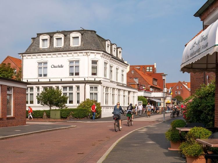 avec des cyclistes dans la ville de l'île de Frise orientale de Juist, Basse-Saxe, Allemagne