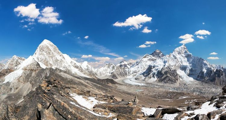 L'Himalaya, avec ici les monts Everest et Pumori