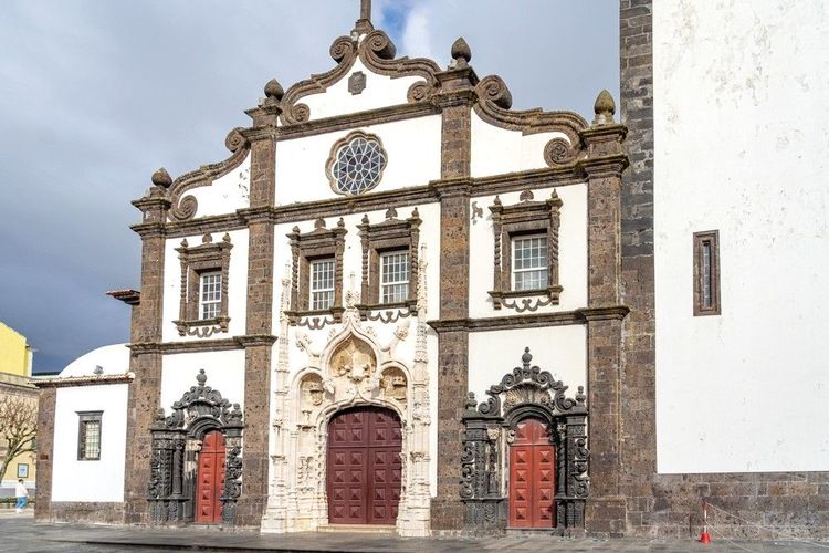 La façade de l'église Sao Sebastiao