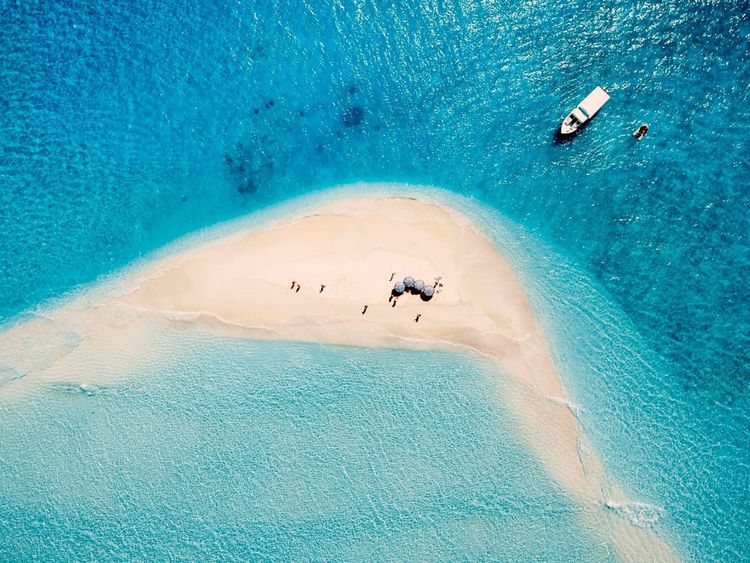 Banc de sable dans un atoll aux Maldives