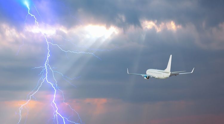 La foudre tombe à côté d'un avion.