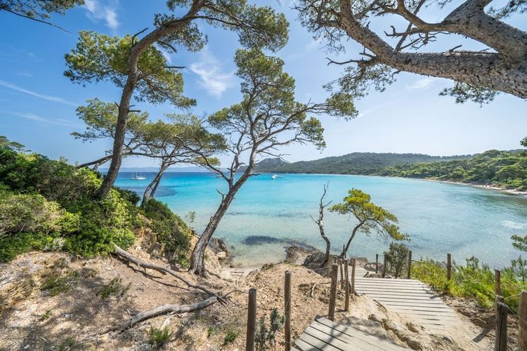 Plage Notre-Dame sur l'île de Porquerolles, France