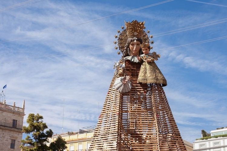 monument en bois de la Vierge durant les festivités de Las Fallas.