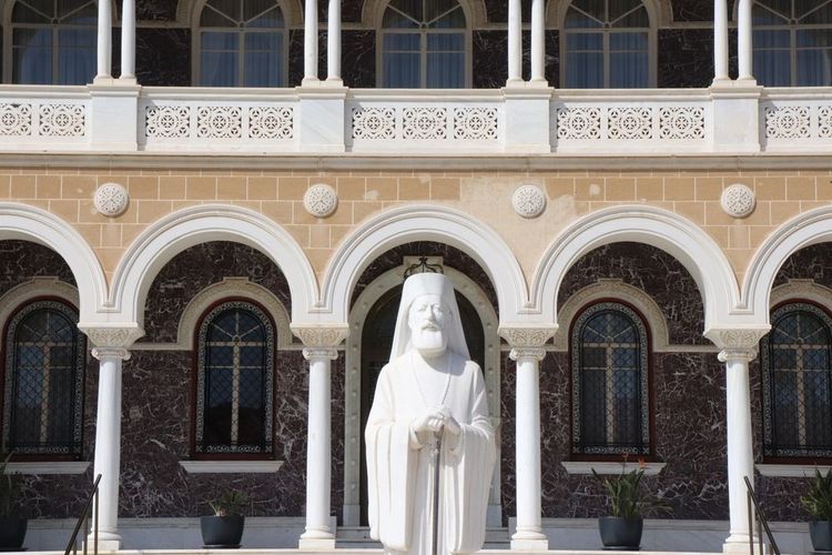 Statue de l'archevêque Makarios III devant le palais de l'archevêque abritant le musée byzantin de Nicosie