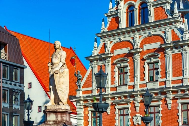 Statue du Chevalier Roland, sur la place de l'Hôtel de Ville de Riga, devant la Maison des Têtes Noires