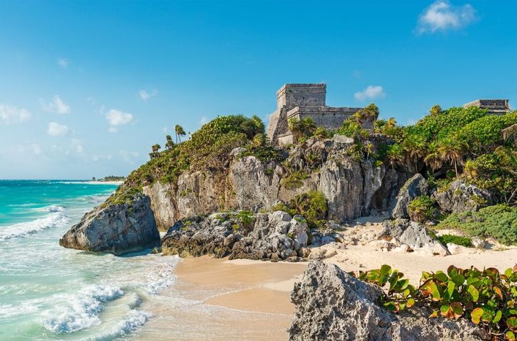 La plage de Tulum et les ruines de temples maya