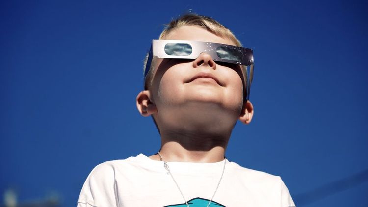 Des lunettes filtrantes spéciales, indispensables pour regarder une éclipse solaire