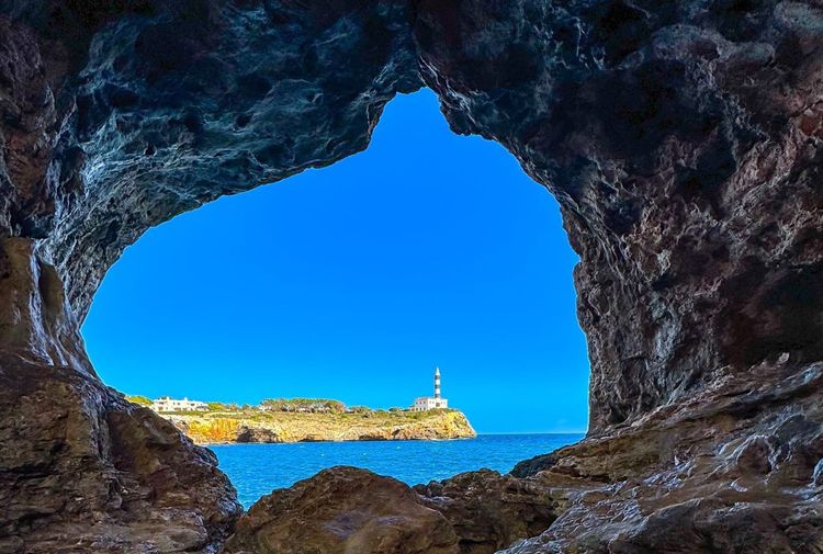 Entrée d'une grotte à Portocolom