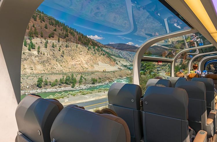 Comme sur certains trains touristiques des Rocheuses, The Canadian dispose de voûtes transparentes dans deux voitures panoramiques