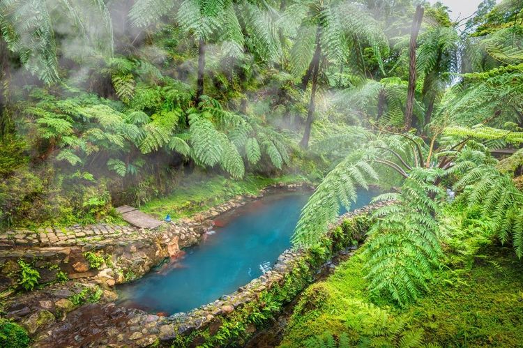 sources thermales caldeira Velha, nichées dans les collines verdoyantes de Sao Miguel,