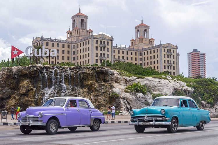 Vieille voiture des années 1940-1950 à Cuba