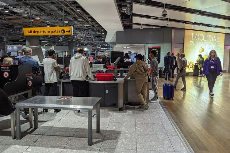 Controles de sécurité dans un aéroport.