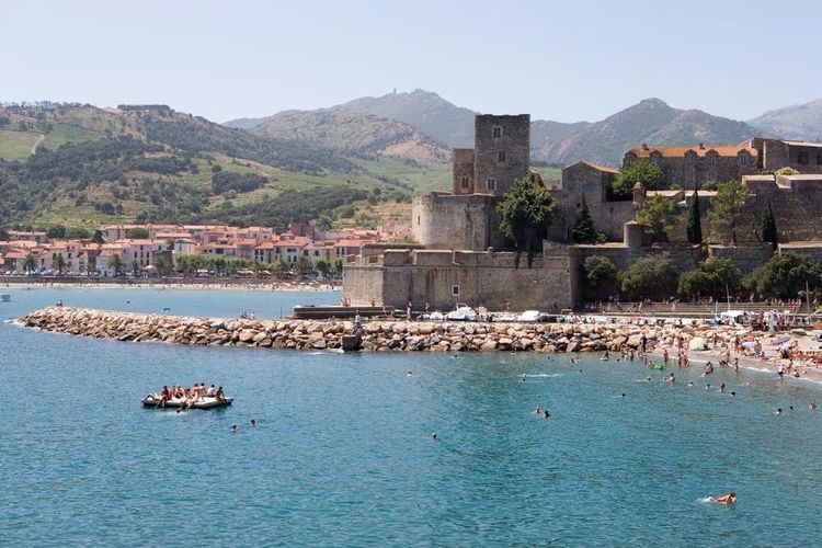 Le château royal de Collioure qui surplombe la plage.
