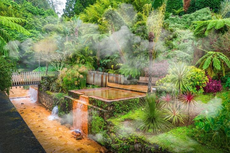 Les sources thermales paisibles de Poças da Dona Beija nichées dans les paysages luxuriants de Sao Miguel