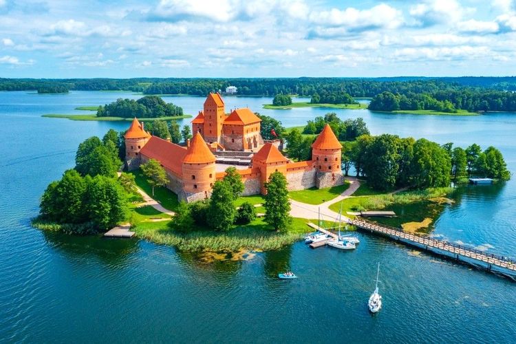 Le château Trakai sur le lac Galve