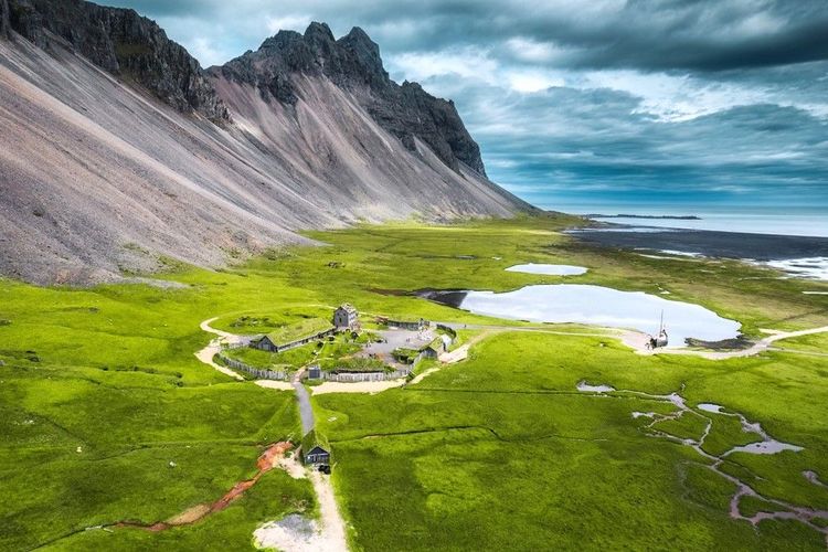 Village viking abondonné aux pieds des montagnes de Vestrahorn, péninsule de Stokksnes