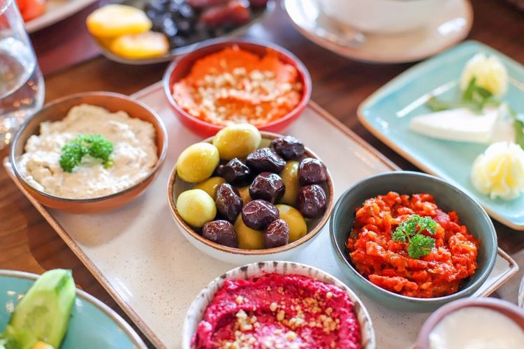 Mezzés, avec houmous, purée de betterave, olives, etc.