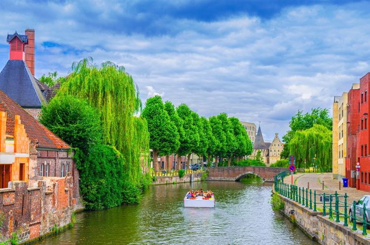 Balade sur le canal de Lieve, le remblai et le pont Sint-Antoniusbrug dans la Vieille Ville de de Gand