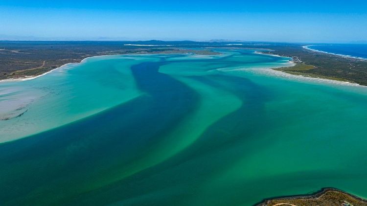 Le lagon se déploie selon le découpage de la côte