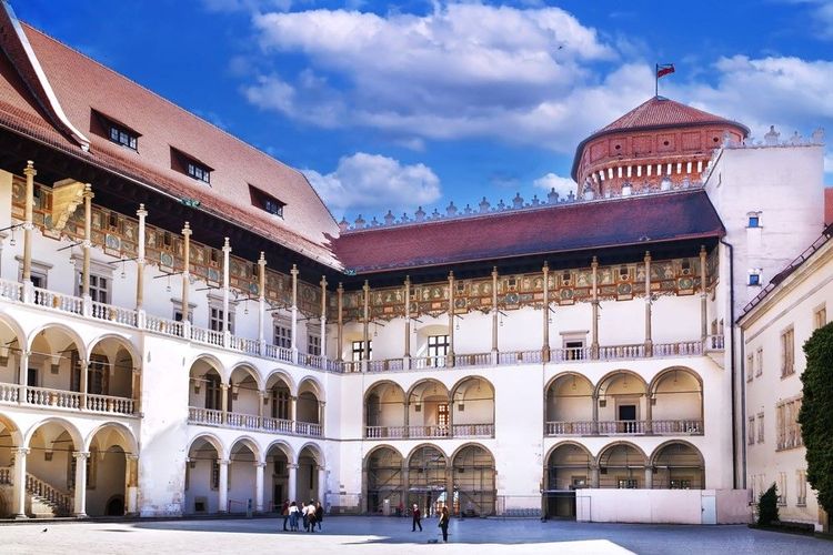 Les arcades à plusieurs niveaux de Sigismond Ier le Vieux dans la cour de style Renaissance italienne du château de Wawel