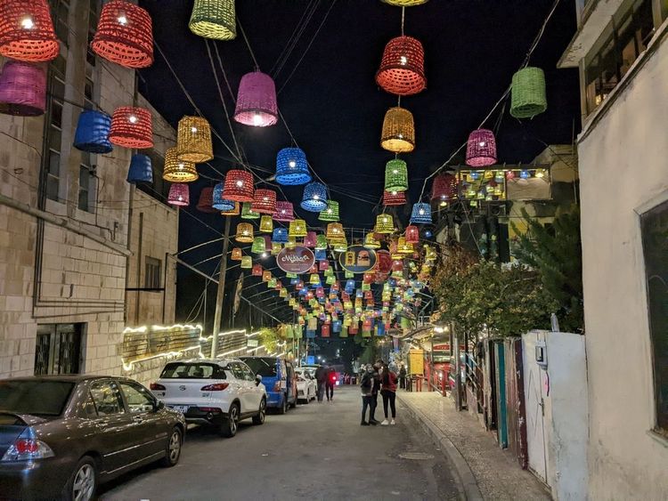 Les décorations lumineuses de Rainbow Street à Amman