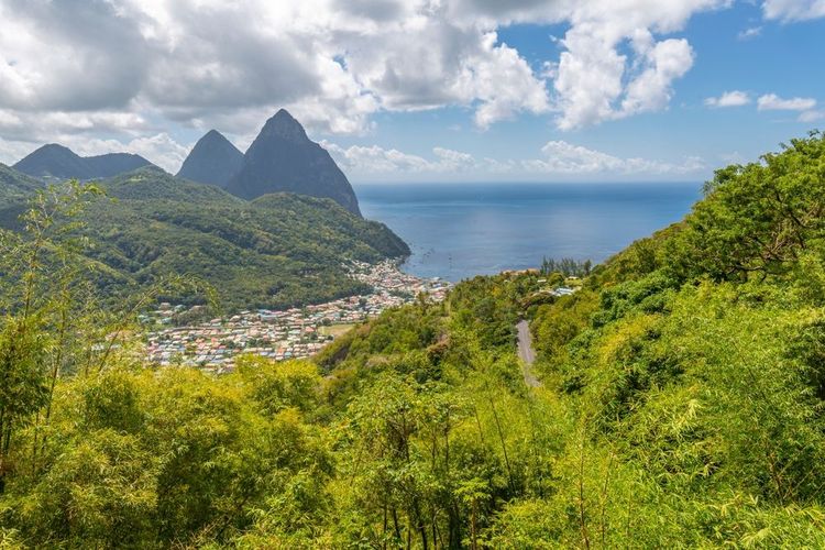 Vue aérienne sur les pitons du volcan de la Soufrière