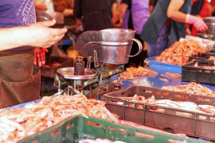Les crevettes se trouvent en quantité sur le marché de Ribarnica