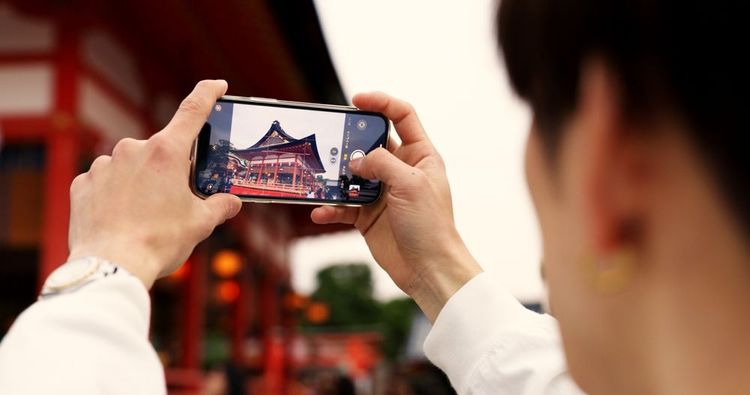Un touriste photographie un temple.