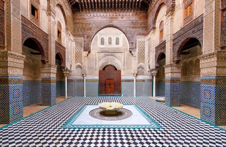 La cour de la médersa Al-Attarine de Fès