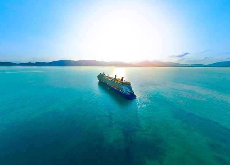 Coucher de soleil sur votre bateau de croisière