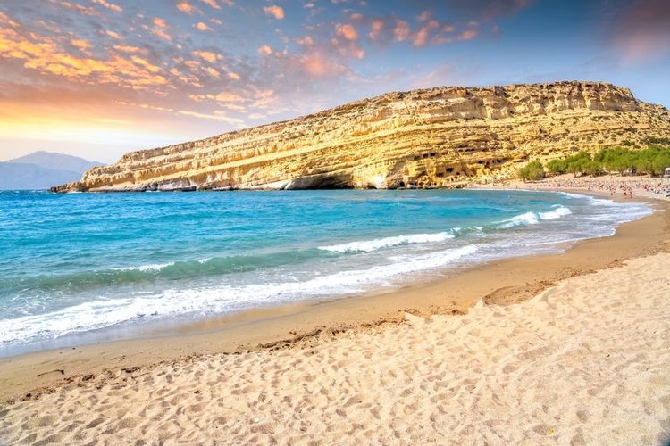 La plage du village de Matala