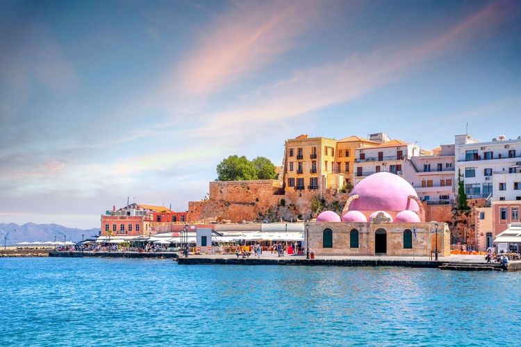 Ce dome rose singularise la rade de La Canée
