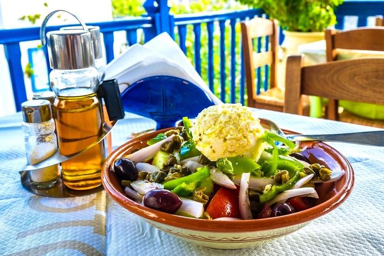 Salade de crudités servies avec du fromage de chèvre à Milos