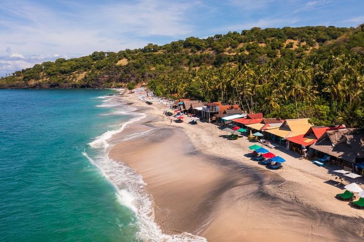 paysage Aérien de la plage de Virgin près d'Amlapura et Candidasa dans l'est de Bali avec quelques stands de boissons et de nourriture.
