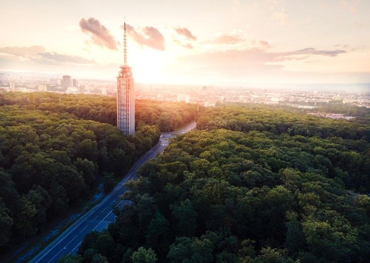 La tour de télévision de Sofia plantée dans le parc Borisova Gradina