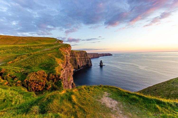 Falaises de Moher au coucher du soleil. Irlande