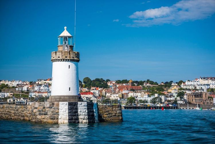 Le phare de la ville de pêcheur de St Peter Port Harbour, Guernesey